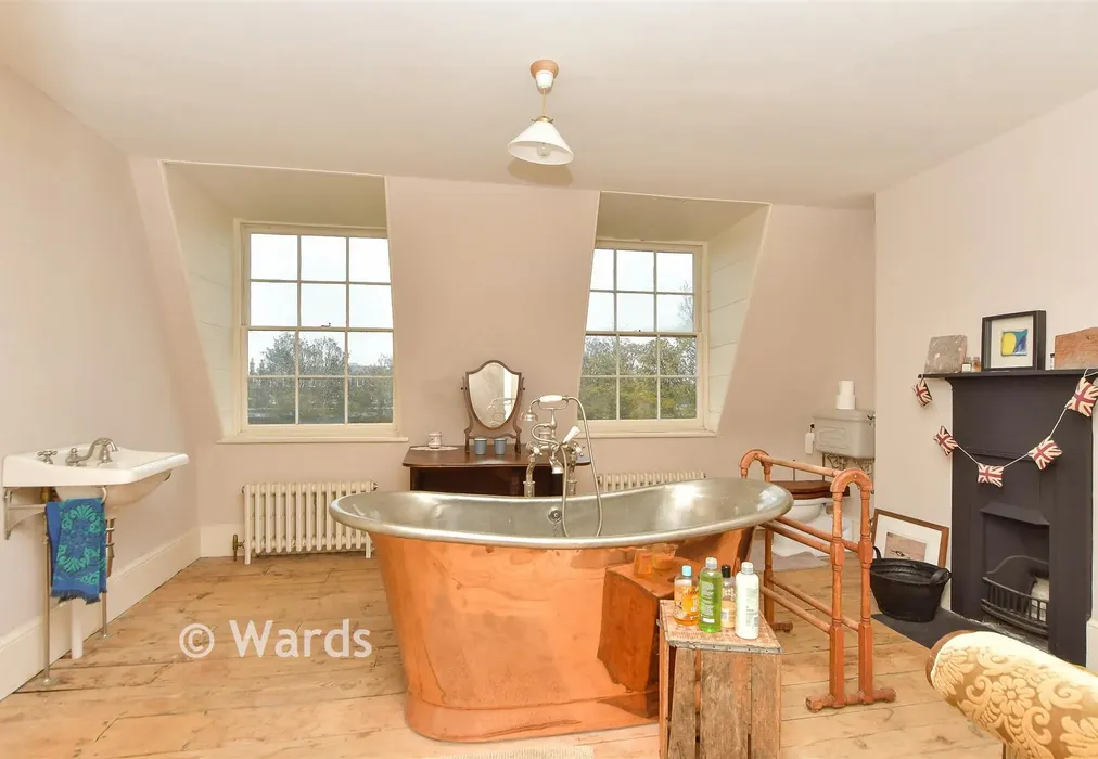 Bathroom - Regency Close, Sheerness, Kent - Wards of Kent