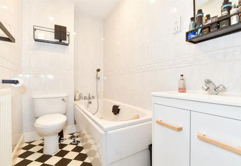 Bathroom - Hereford Close, Kennington, Ashford, Kent - Wards of Kent