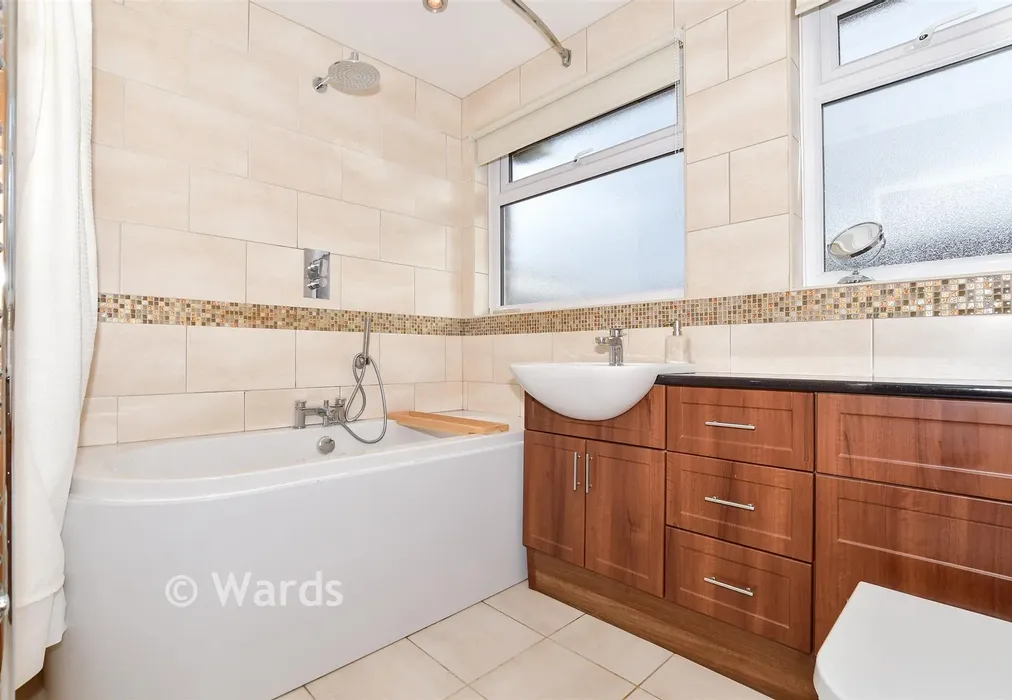 Bathroom - Annie Road, Snodland, Kent - Wards of Kent