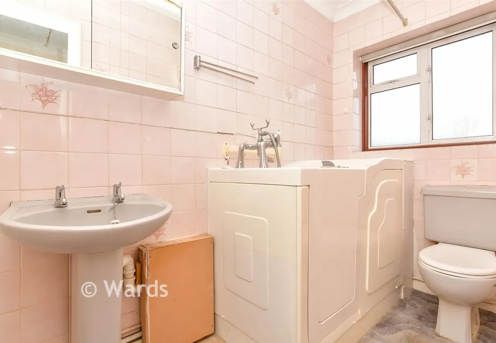 Bathroom - Faygate Crescent, Bexleyheath, Kent - Wards of Kent