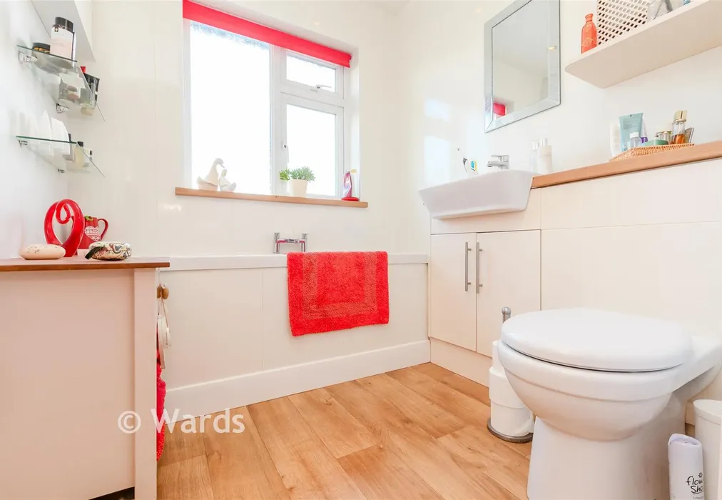 Bathroom - River Drive, Strood, Rochester, Kent - Wards of Kent
