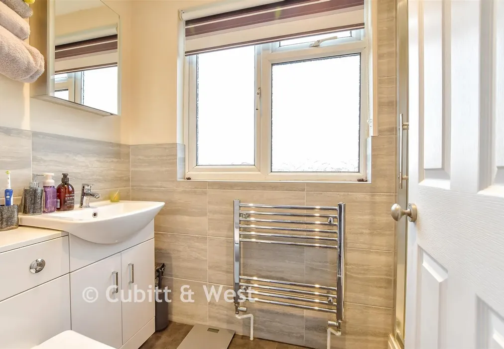 En-Suite Shower Room - Henry Avenue, Rustington, West Sussex - Wards of Kent