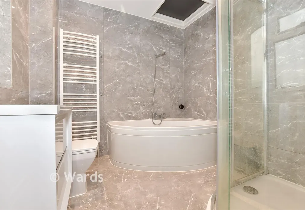 Bathroom - Lower Street, Leeds, Maidstone, Kent - Wards of Kent