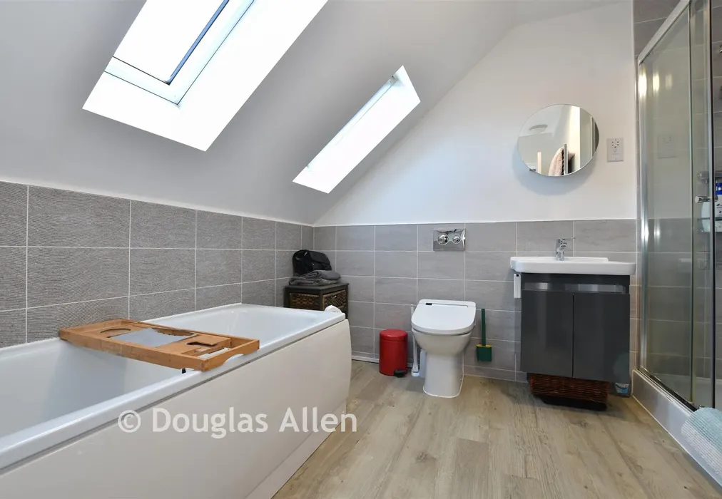 En-Suite - Archer Close, Coopersale, Essex - Wards of Kent