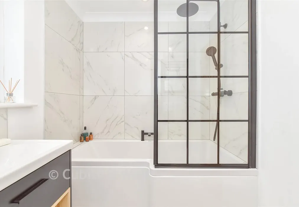 Bathroom - London Road, Arundel, West Sussex - Wards of Kent
