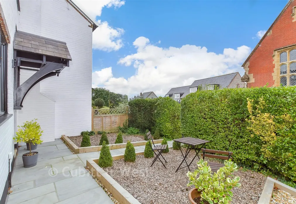 Front Garden - London Road, Arundel, West Sussex - Wards of Kent
