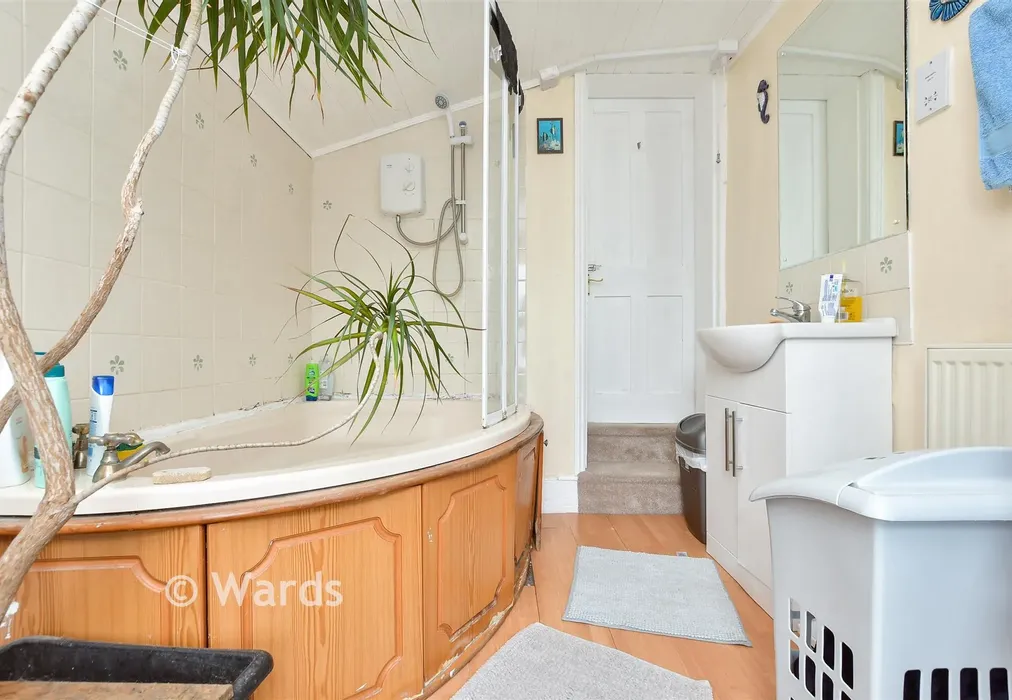 Bathroom - Buckingham Road, Margate, Kent - Wards of Kent