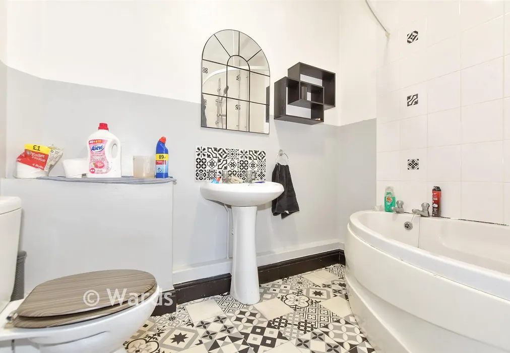 Bathroom - Stable Court, Dover, Kent - Wards of Kent