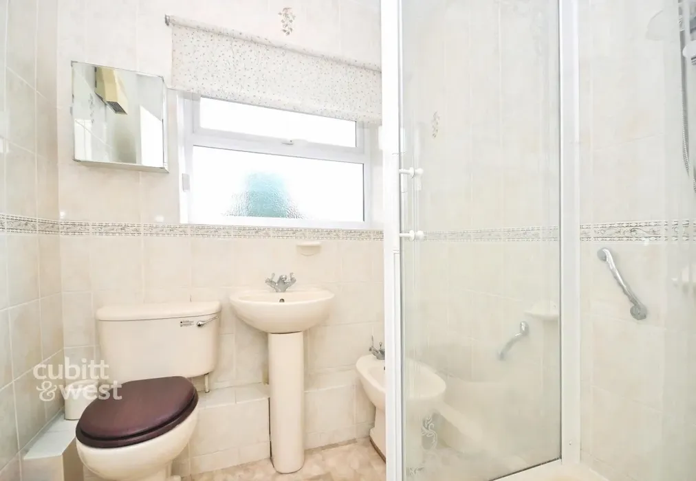 Shower Room - Chestnut Road, Horley, RH6 - Wards of Kent
