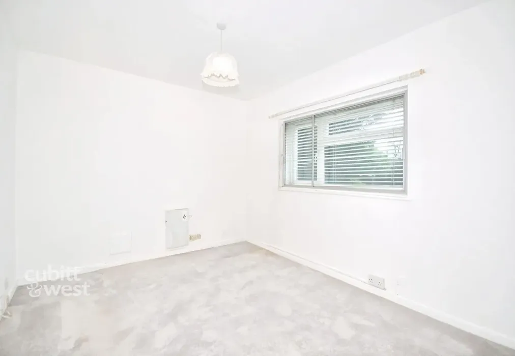 Bedroom 1 - Chestnut Road, Horley, RH6 - Wards of Kent