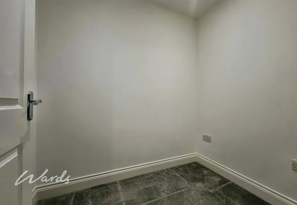 Walk In Wardrobe - Wrens Cross Upper Stone Street ME15 - Wards of Kent