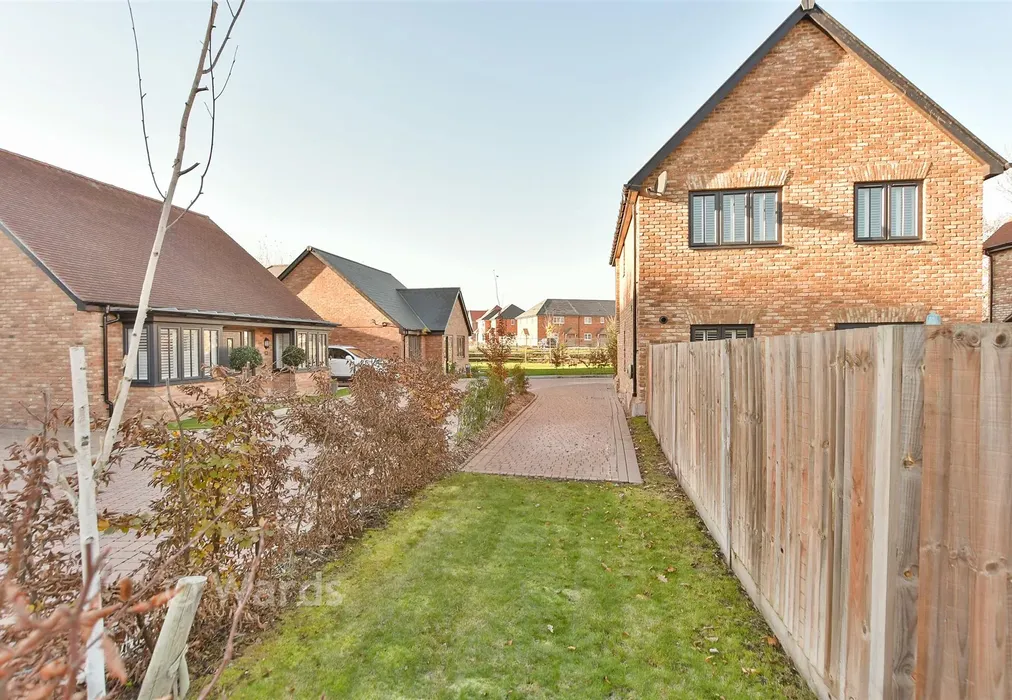 Side Garden - Round Top Close, Cliffe Woods, Rochester, Kent - Wards of Kent
