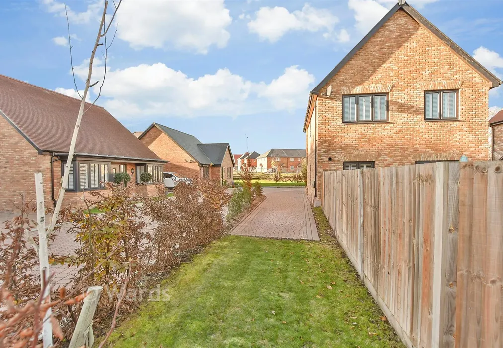 Side Garden - Round Top Close, Cliffe Woods, Rochester, Kent - Wards of Kent