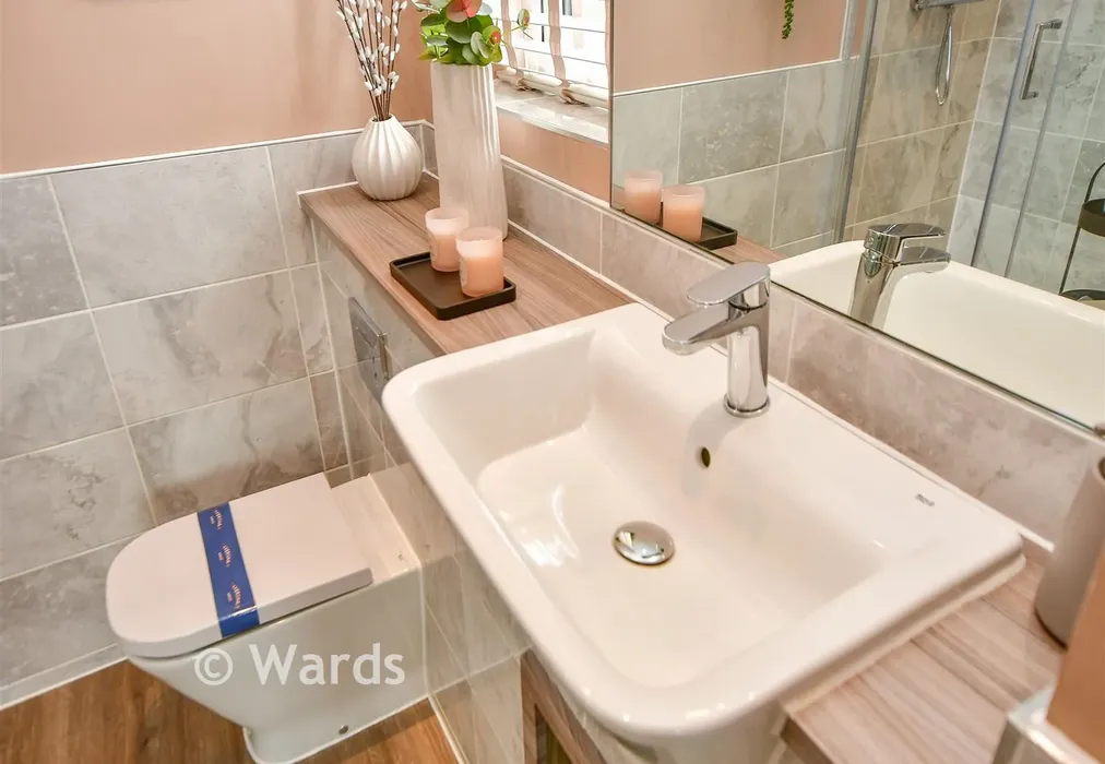 Internal Feature En-Suite - Ham Road, Faversham Lakes, Faversham, Kent - Wards of Kent