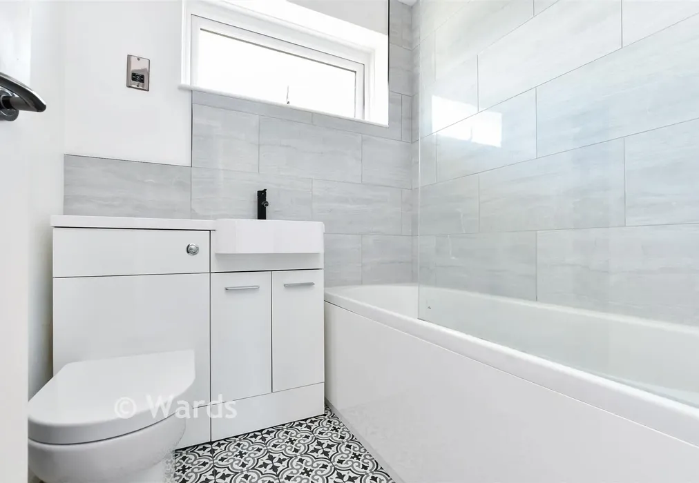 Bathroom - Vine Close, Ramsgate, Kent - Wards of Kent