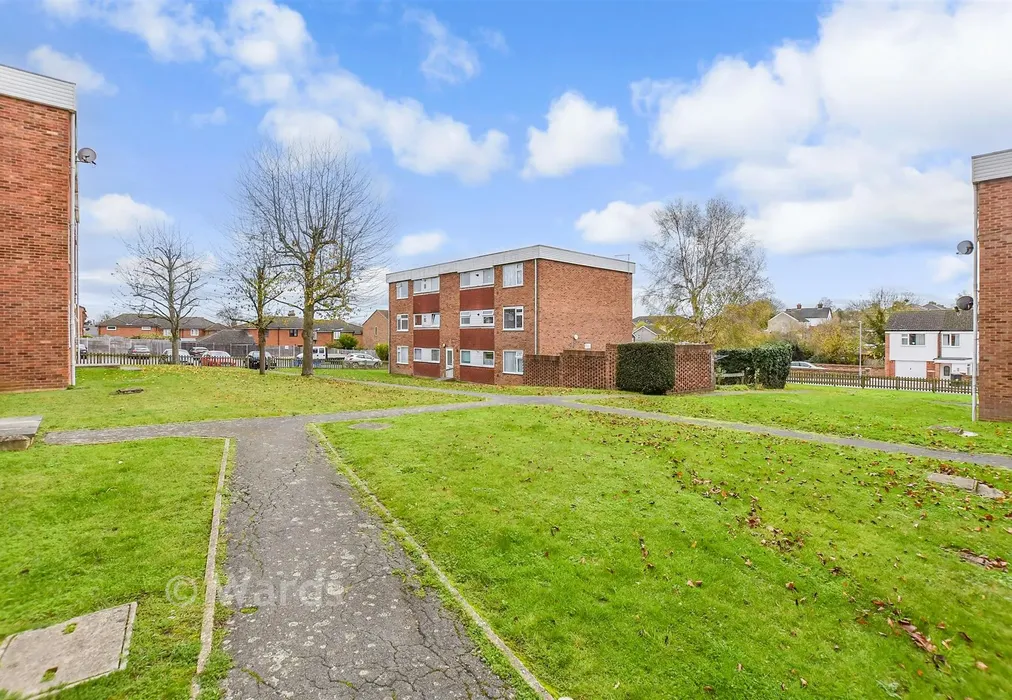 Communal Gardens - Bingley Close, Snodland, Kent - Wards of Kent