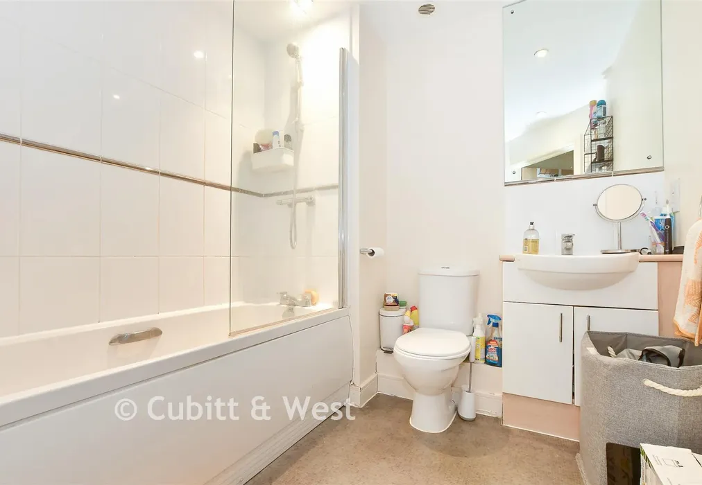 Bathroom - Yoxall Mews, Redhill, Surrey - Wards of Kent