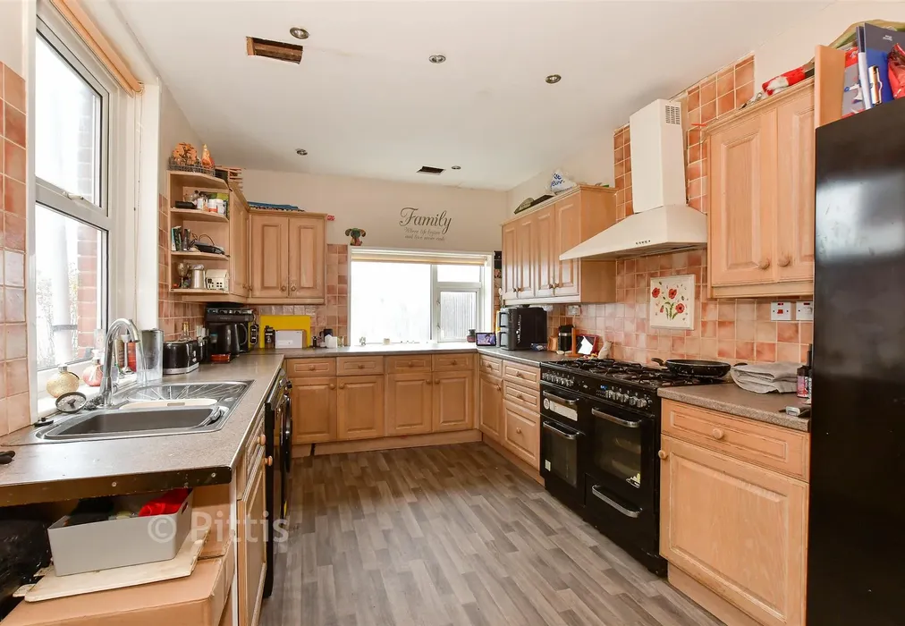 Kitchen - Daniel Street, Ryde, Isle of Wight - Wards of Kent