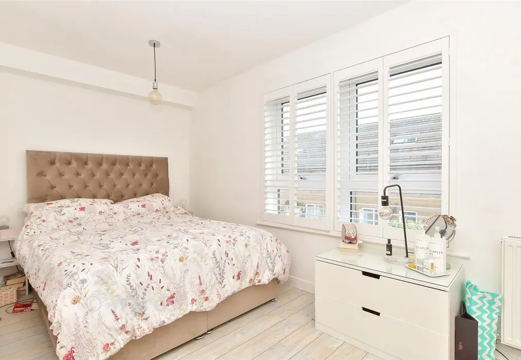 Bedroom 1 - Olympia Way, Whitstable, Kent - Wards of Kent