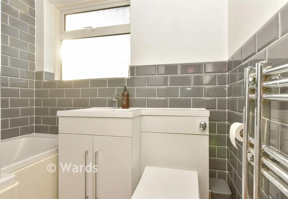Bathroom - Golden Hill, Whitstable, Kent - Wards of Kent