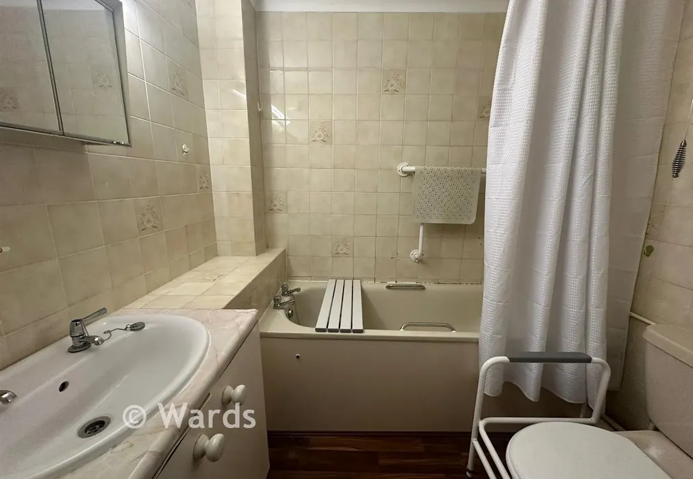 Bathroom - Hunting Gate, Birchington, Kent - Wards of Kent