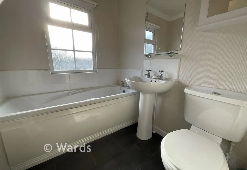 Bathroom - Maidstone Road, Paddock Wood, Kent - Wards of Kent