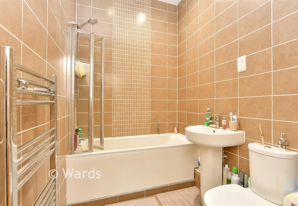 Bathroom - Court Street, Faversham, Kent - Wards of Kent