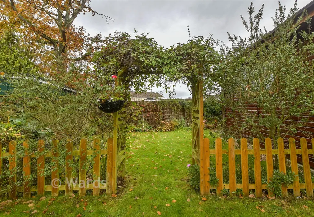 Side Garden - Woodlands Park, Biddenden, Ashford, Kent - Wards of Kent