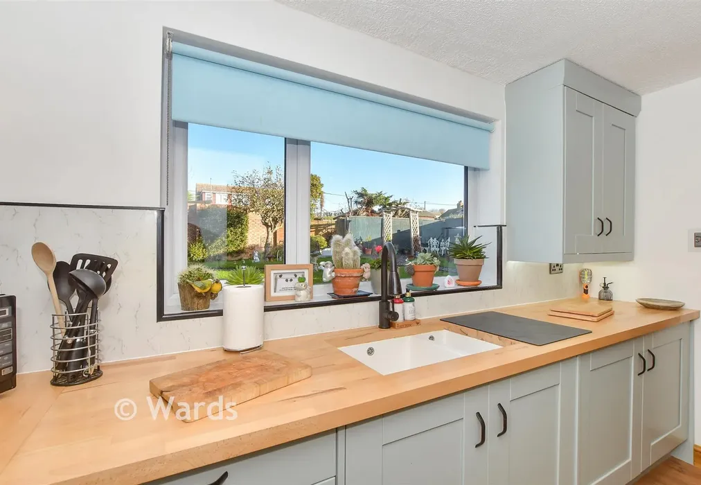 Kitchen - Drake Avenue, Minster-On-Sea, Sheerness, Kent - Wards of Kent