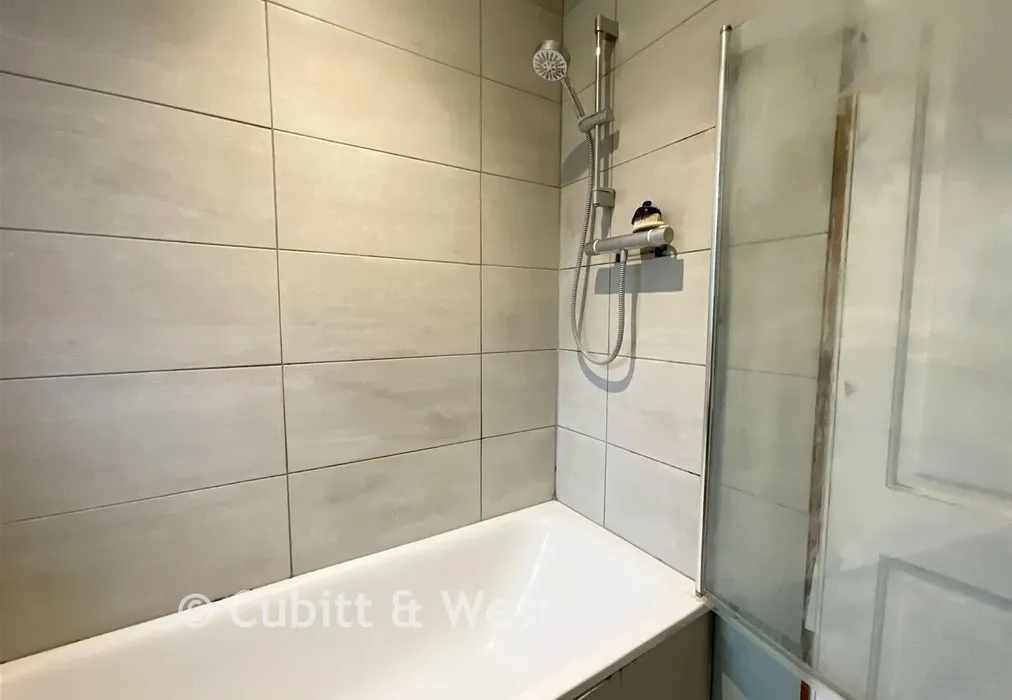 Bathroom - Ardingly Drive, Goring-By-Sea, Worthing, West Sussex - Wards of Kent