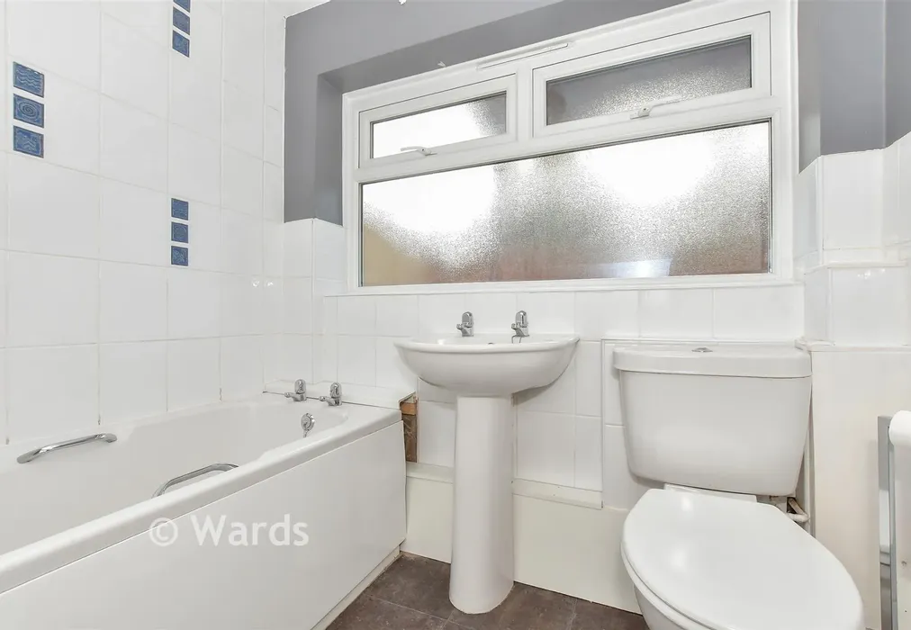 Bathroom - Stanhope Road, Deal, Kent - Wards of Kent
