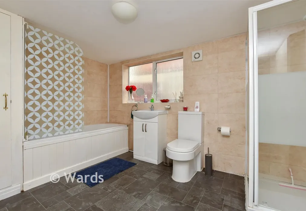 Bathroom - Hereson Road, Ramsgate, Kent - Wards of Kent