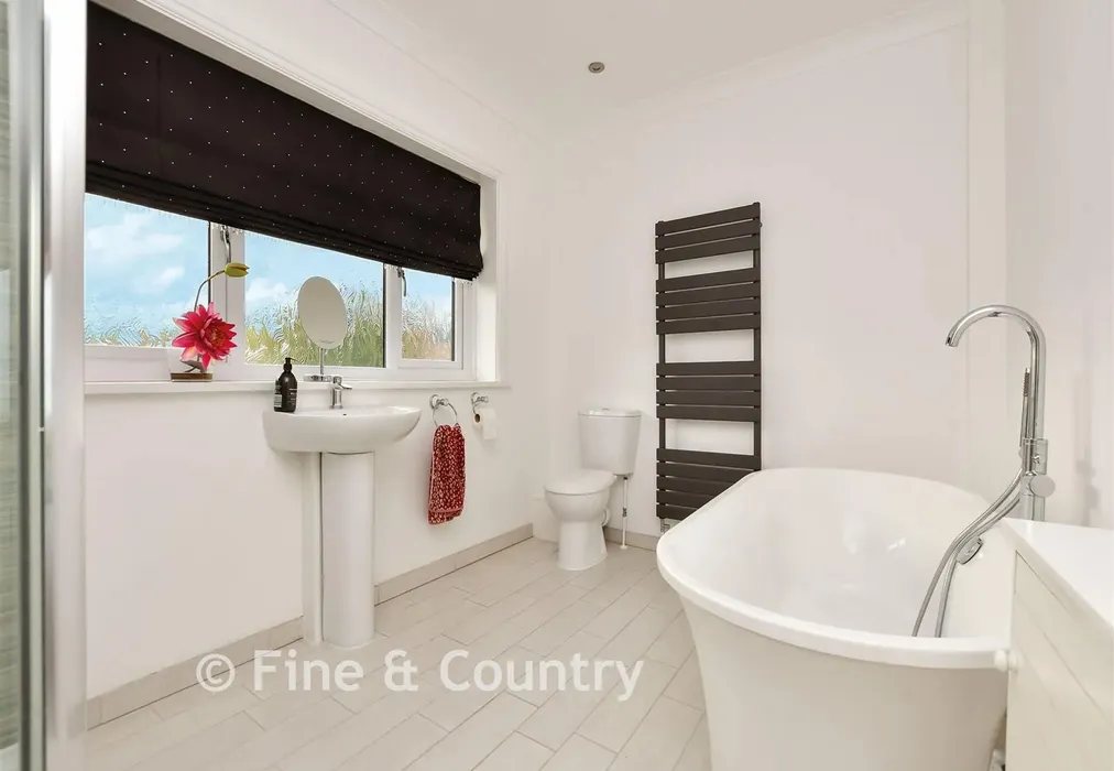 En-Suite - Sea Road, Westgate-On-Sea, Kent - Wards of Kent