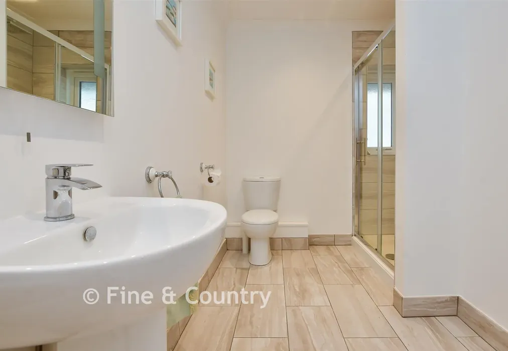 En-Suite - Sea Road, Westgate-On-Sea, Kent - Wards of Kent