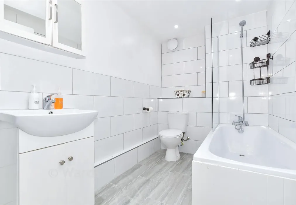 Bathroom - St. George's Square, Maidstone, Kent - Wards of Kent