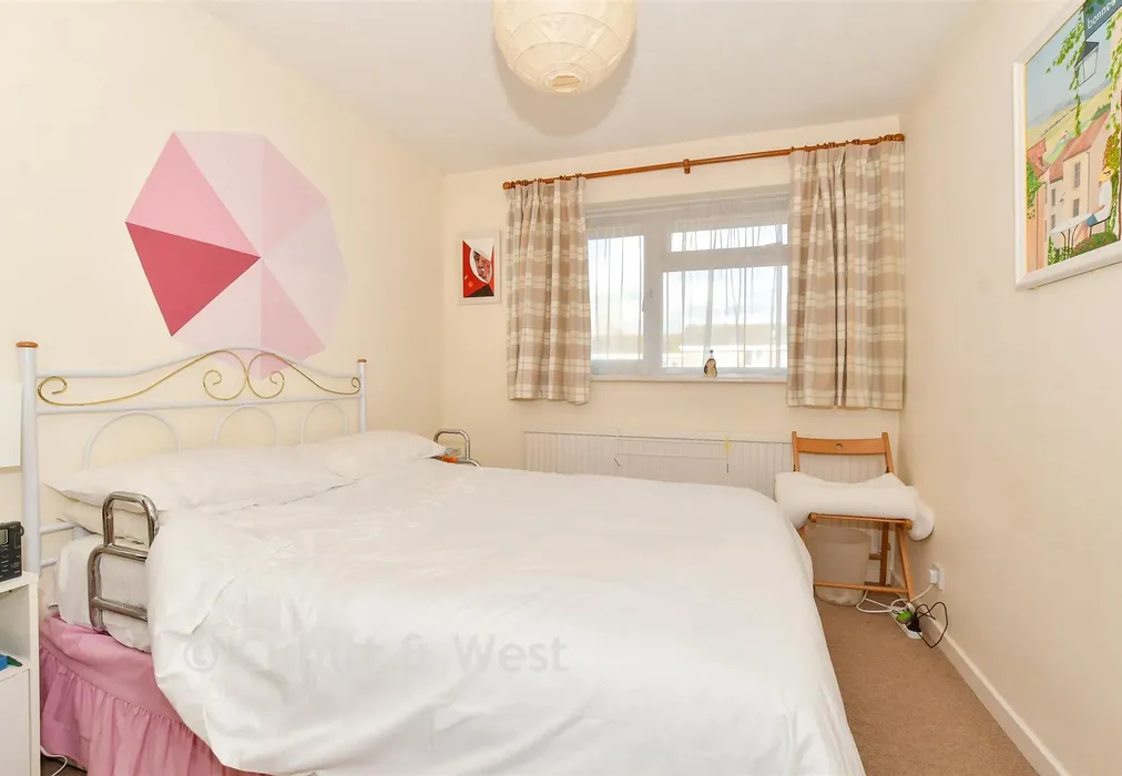 Bedroom 1 - Glebelands, Pulborough, West Sussex - Wards of Kent
