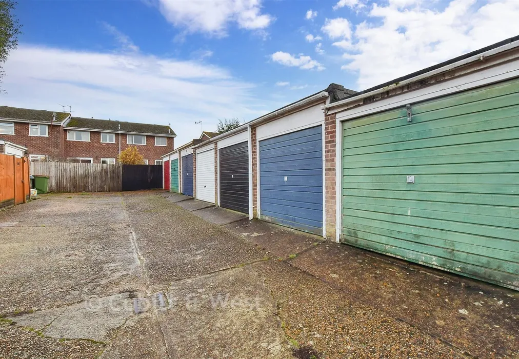 Garage En-Bloc - Glebelands, Pulborough, West Sussex - Wards of Kent