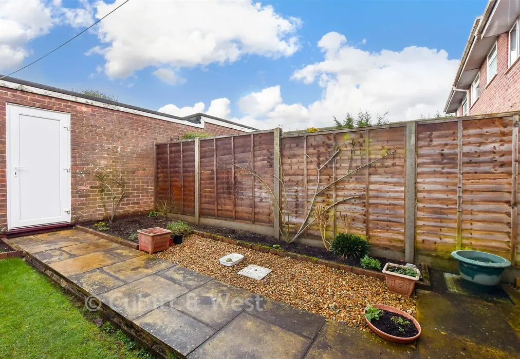 Rear Garden - Glebelands, Pulborough, West Sussex - Wards of Kent