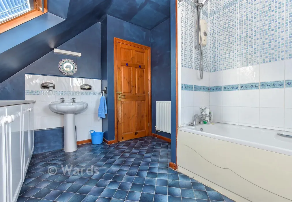 Bathroom - Sunnyhill Road, Herne Bay, Kent - Wards of Kent