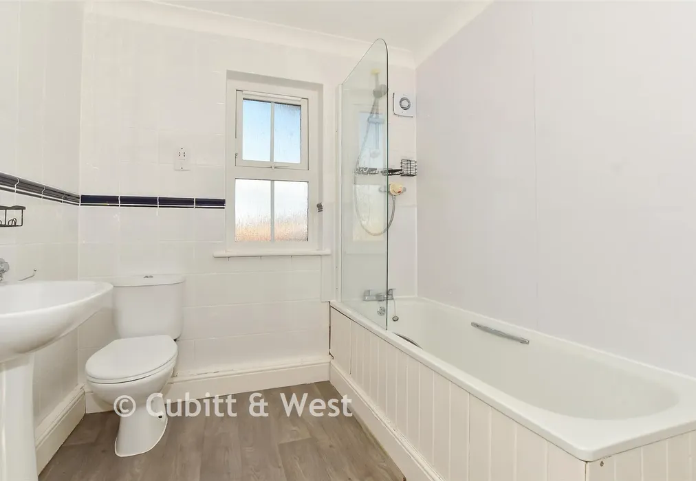 Bathroom - Victoria Road, Cranleigh, Surrey - Wards of Kent