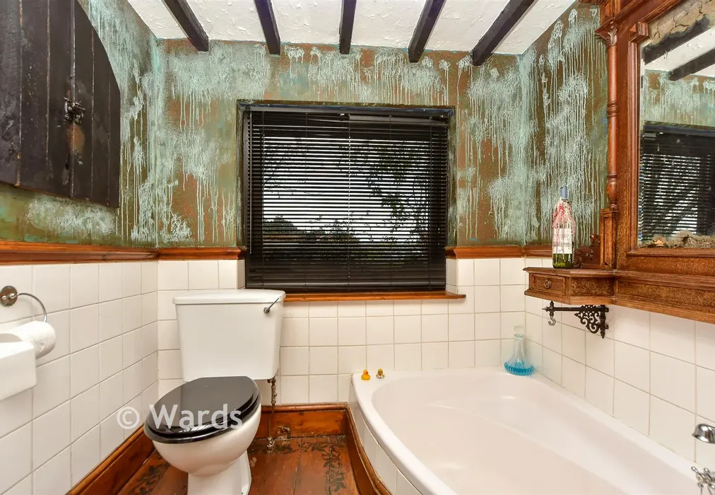 Bathroom - Borstal Street, Rochester, Kent - Wards of Kent
