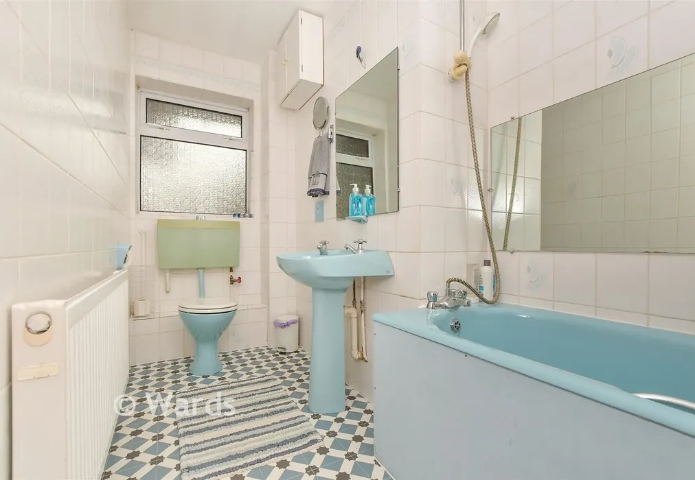 Bathroom - Park Farm Close, Shadoxhurst, Ashford, Kent - Wards of Kent