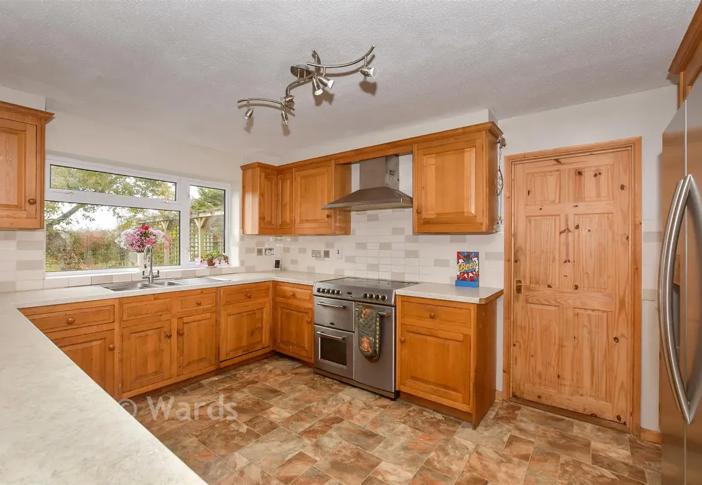 Kitchen - Park Farm Close, Shadoxhurst, Ashford, Kent - Wards of Kent
