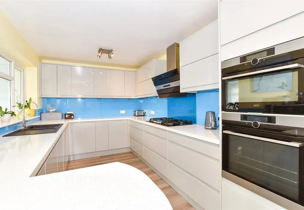 Kitchen - Blunden Lane, Yalding, Maidstone, Kent - Wards of Kent