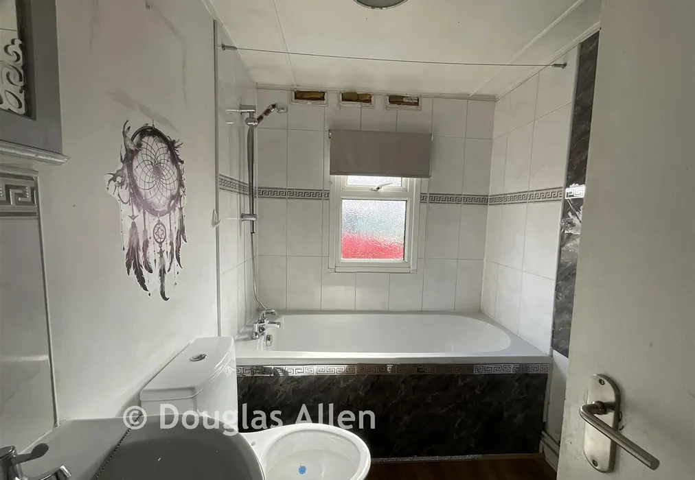 Bathroom - Lower Dunton Road, Dunton, Brentwood, Essex - Wards of Kent