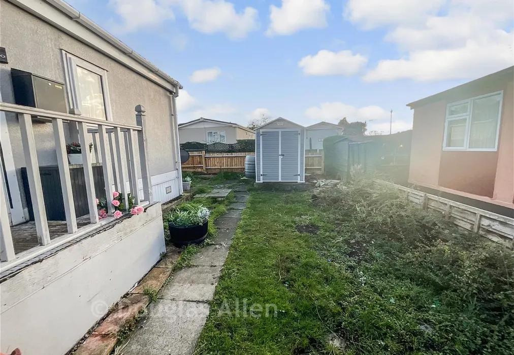 Garden - Lower Dunton Road, Dunton, Brentwood, Essex - Wards of Kent