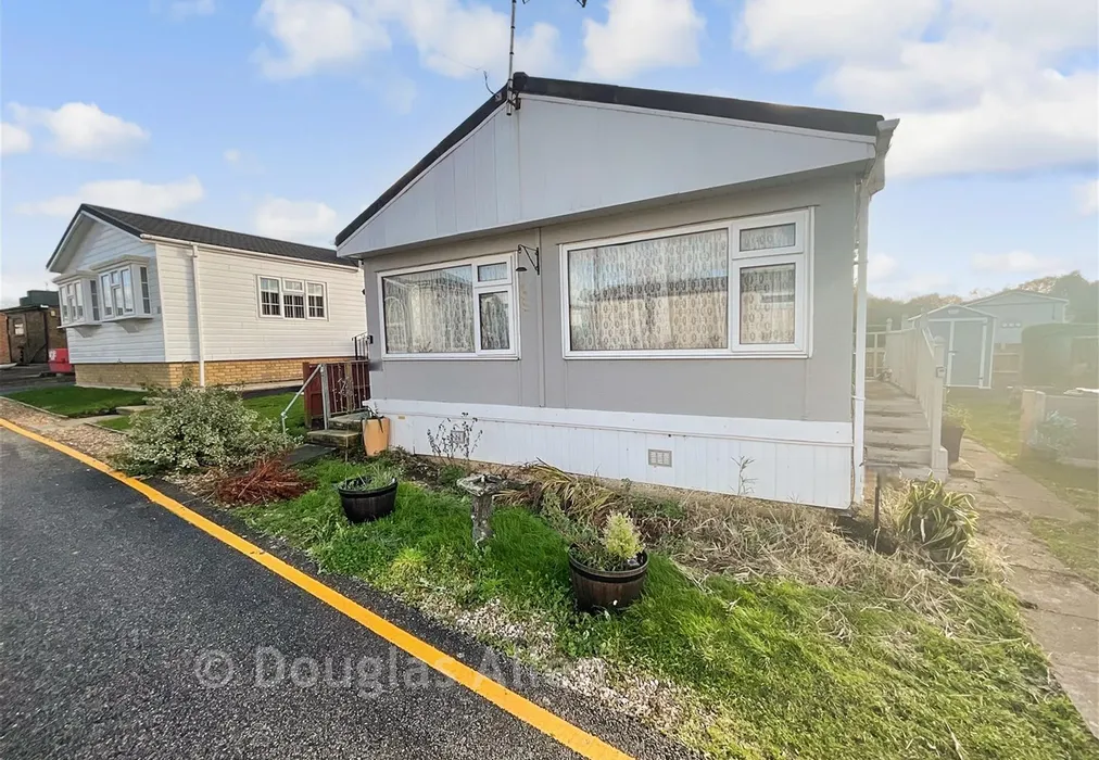 Front - Lower Dunton Road, Dunton, Brentwood, Essex - Wards of Kent