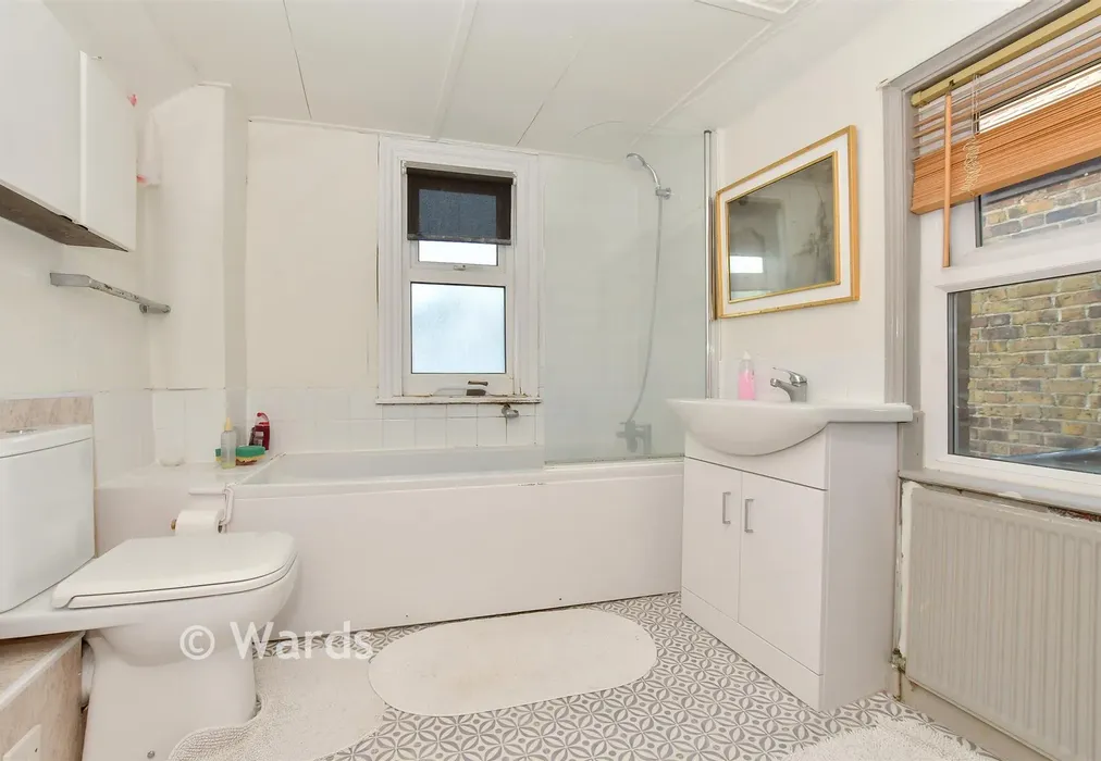 Bathroom - Robert Street, Deal, Kent - Wards of Kent