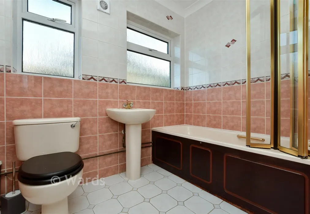 Bathroom - Dane Court Gardens, Broadstairs, Kent - Wards of Kent
