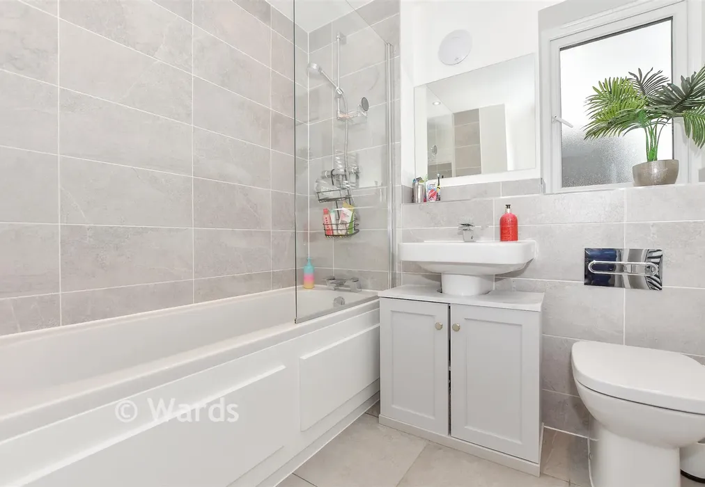 Bathroom - Merlyn Drive, Kings Hill, West Malling, Kent - Wards of Kent
